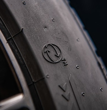 pirelli-%70ten-fazla-biyo-bazli-ve-geri-donusturulmus-malzeme-iceren-ilk-standart-uretim-lastigini-tanitti.jpg