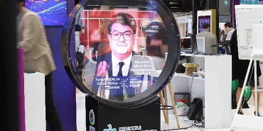 turgut-ozal-hologram-yontemiyle-bilisim-fuarinda.jpg