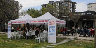 bayraklida-saglik-haftasinda-saglik-hizmeti-vatandasla-bulustu.jpg