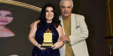 ebru-toruna-odulunu-halil-ergun-verdi.jpg