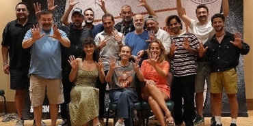 cakallarla-dans-8-sututgart-cikarmasi-ekibinin-okuma-provasi-bol-kahkahayla-gecti.jpg