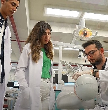 dis-hekimligi-ogrencileri-meslegi-gercek-klinik-ortaminda-ogreniyor.jpg