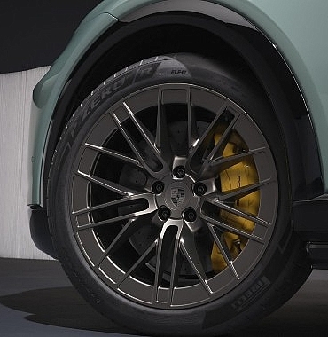 pirelli-p-zero-elektrikli-porsche-cayennein-rekor-seviyedeki-hizlanma-performansina-katki-sagliyor.jpg